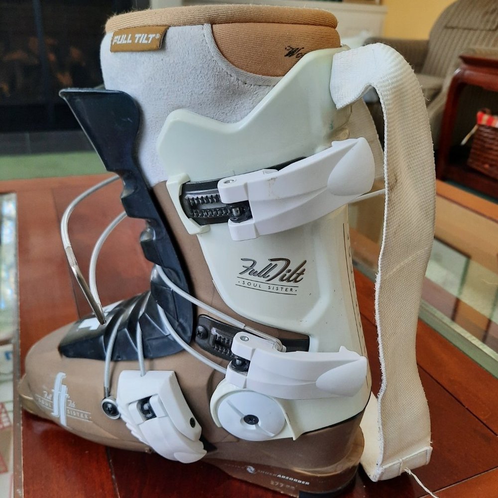 Full Tilt Soul Sister Ski Boots in Size 23.5